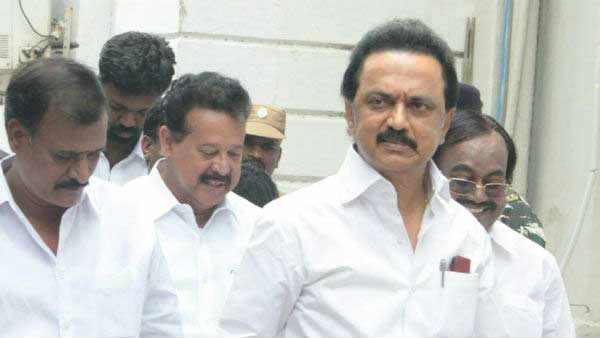 தமிழக எம்பிக்கள் வெளிநடப்பு 