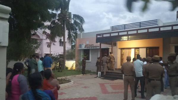 தலையில் தாக்கினர் 