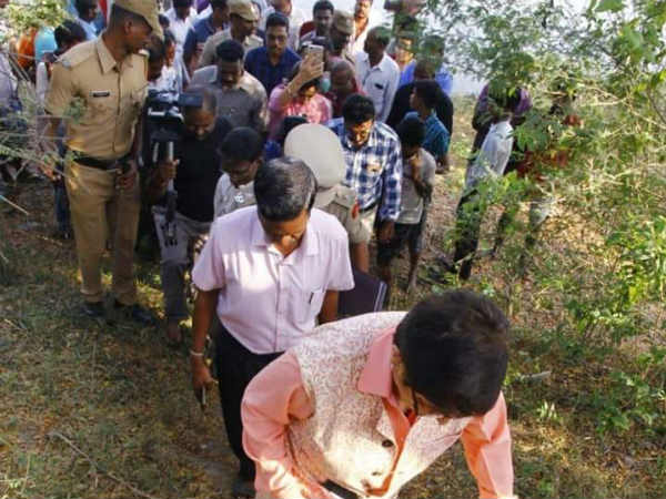 யாரை குற்றம் சாட்டுகிறார்