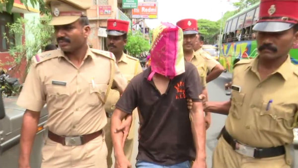 west bengal thief catched by people after robbery gold chain from women in puducherry