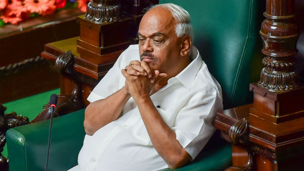 நீக்கம் செய்தார் 