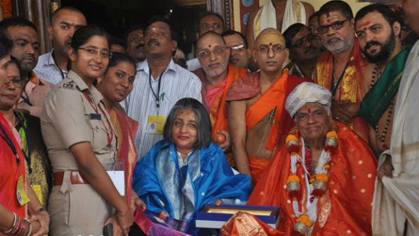 Sri Lanka PM Ranil offers prayers at Mookambika temple 