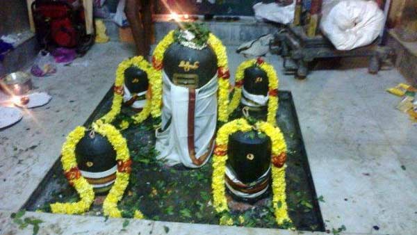 சிவலிங்கத்திற்கு அபிஷேகம்