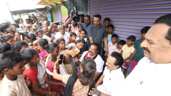 இளைஞர்களுடன் செல்பி இளைஞர்களுடன் செல்பி