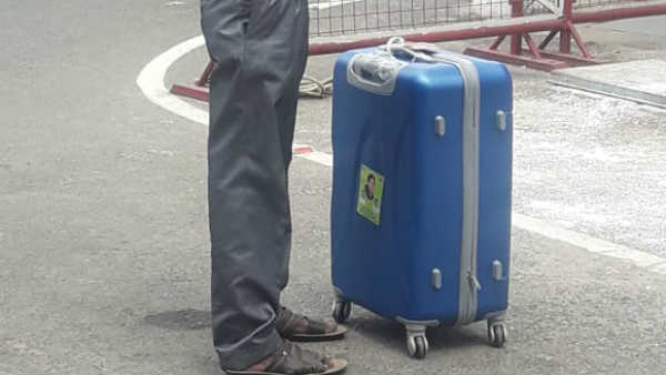 Ministers give Suitcase for all MLAs in TN Assembly Ministers give Suitcase for all MLAs in TN Assembly