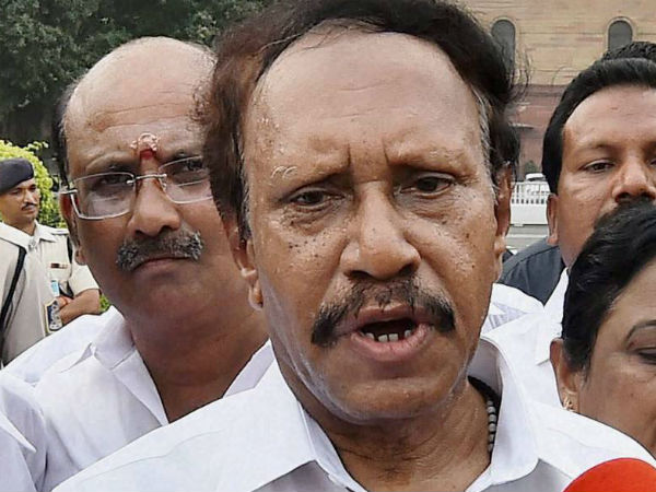 முட்டி மோதும் அதிமுக பிரமுகர்கள் 