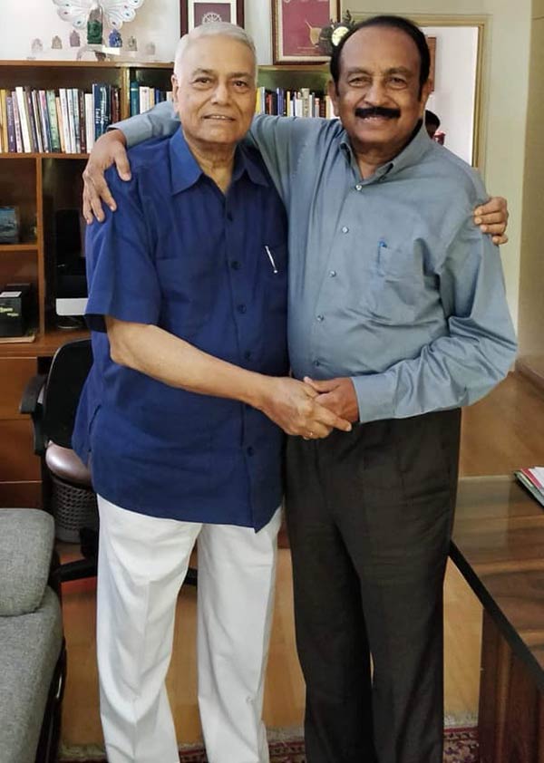 Vaiko meets LK Advani 