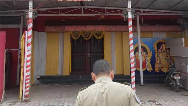 தடுத்து நிறுத்திய போலீஸ் 