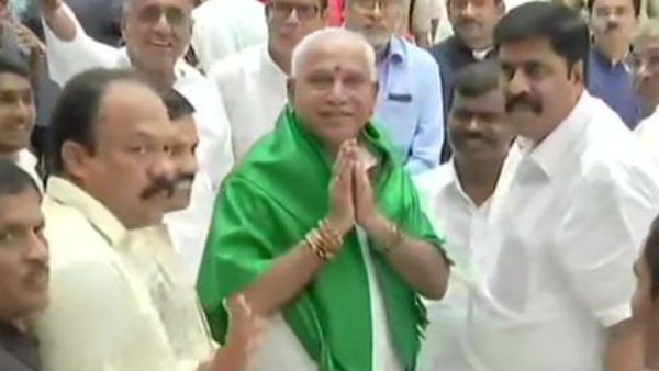 முதல்வராக பதவியேற்பு 