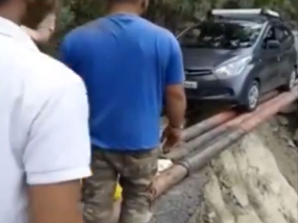 பள்ளத்தை கடந்த கார் 