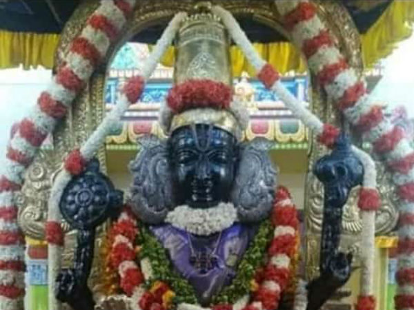 ஊதா பட்டில் அத்திவரதர்