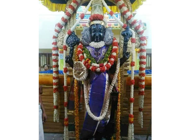 பல்லாயிரக்கணக்கான பக்தர்கள் 