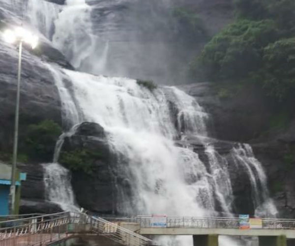 tourists throng courtallam falls