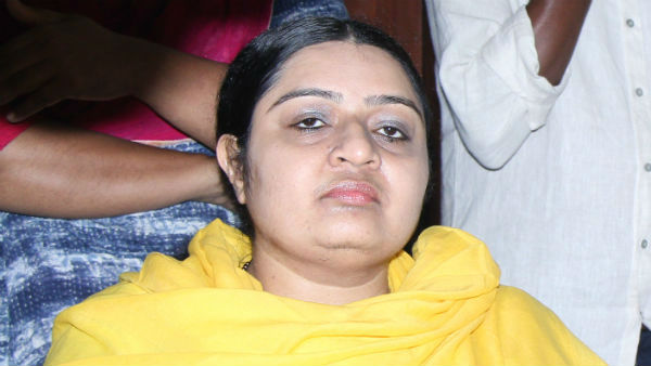 மிரட்டுகிறார்கள் 