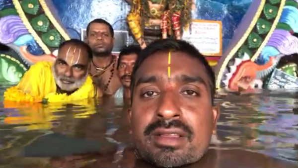 கருவறை பூட்டல் 