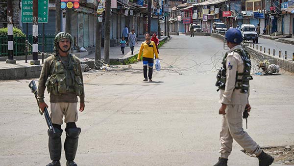 SC issues a notice to the Centre against media restrictions in Kashmir 