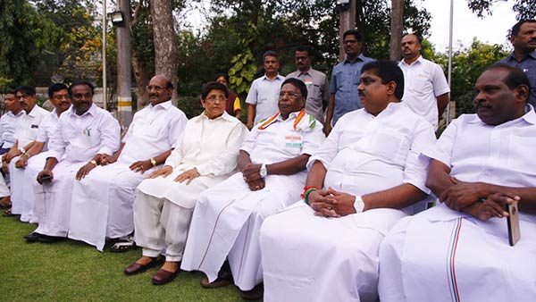 kiran bedi and narayanasamy share lighter moment during independence day tea party