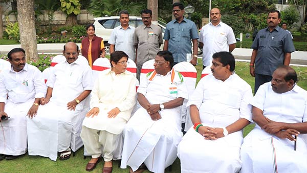 kiran bedi and narayanasamy share lighter moment during independence day tea party