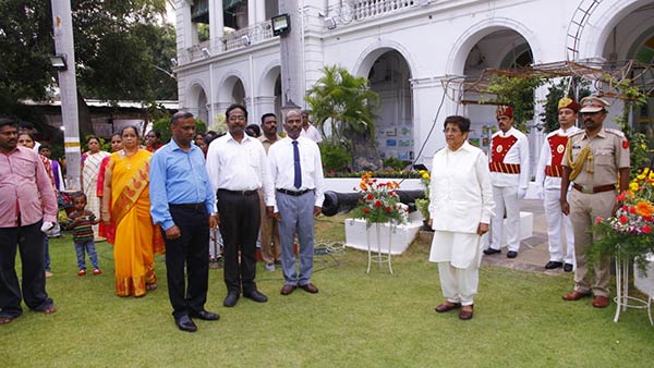 kiran bedi and narayanasamy share lighter moment during independence day tea party