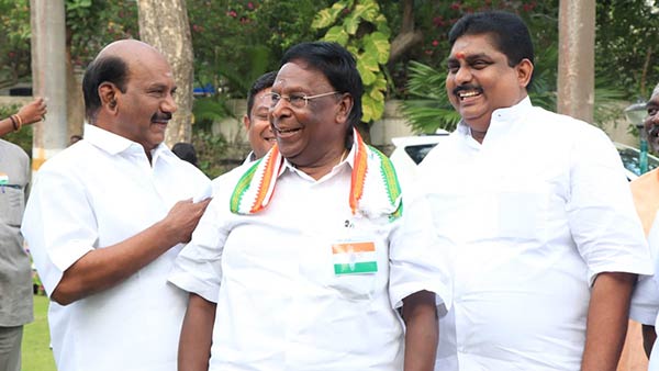 kiran bedi and narayanasamy share lighter moment during independence day tea party