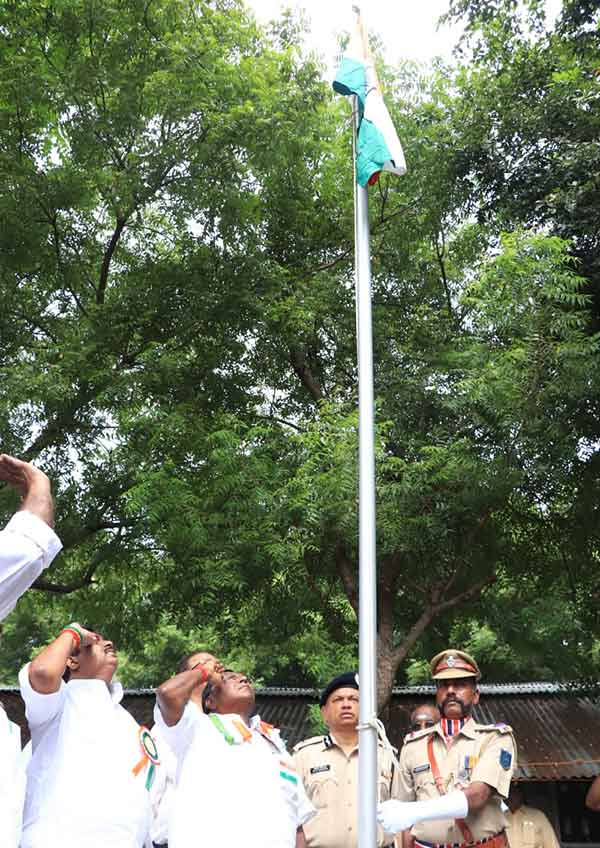 Narayanasamy calls Puducherry people to be united