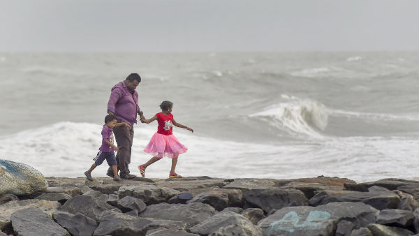 ரயில்வே பாலத்தில் வெள்ளம் 