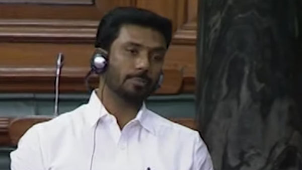 அன்பால் ஈர்க்கிறார் 