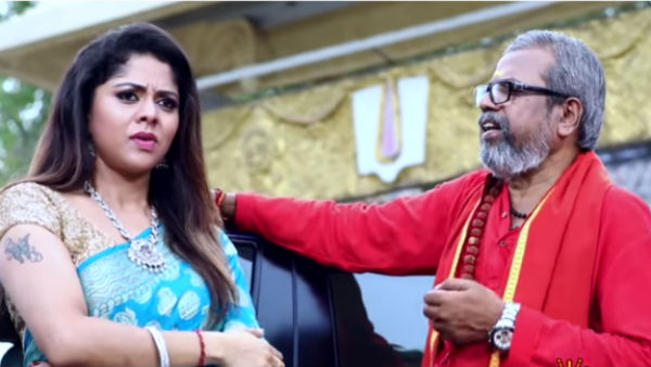 நிலா முன்னால் 