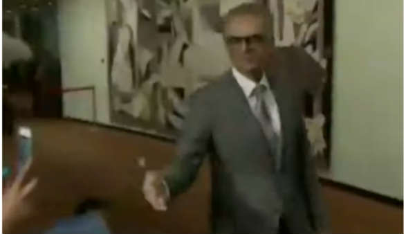 கைகுலுக்குதல் 