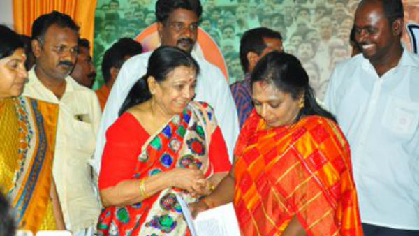 மனுக்களை பெற்ற தமிழிசை மனுக்களை பெற்ற தமிழிசை