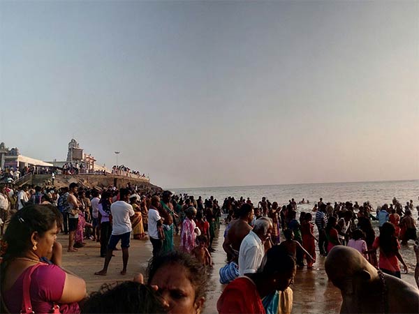 சிவப்பு சாத்தி தரிசனம்