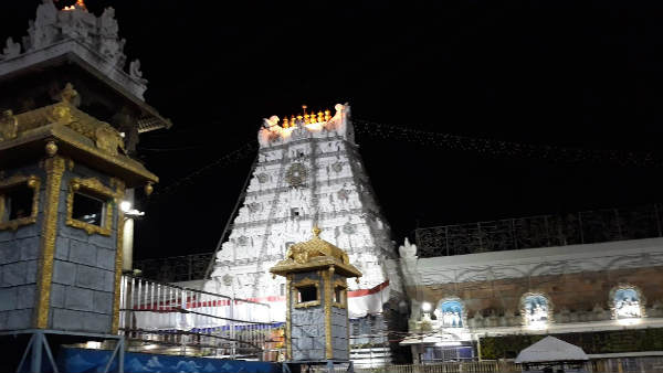 கருடவாகனத்தில் வீதி உலா