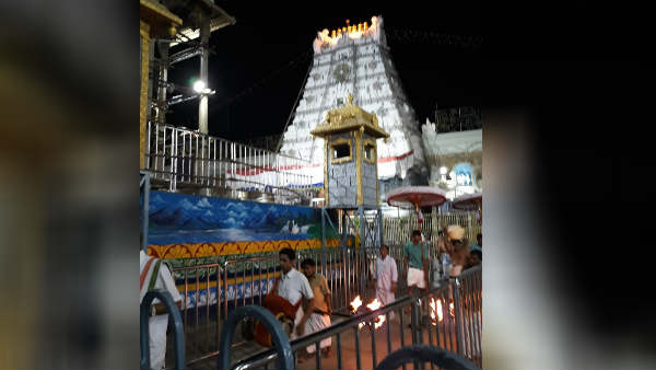 பக்தர்களுக்கு லட்டு