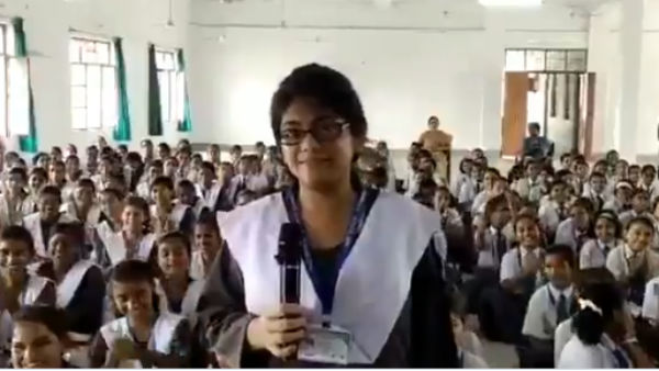 மாணவர்கள் கரவொலி 