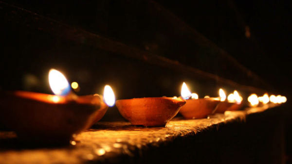 விளக்கேற்றுங்கள்