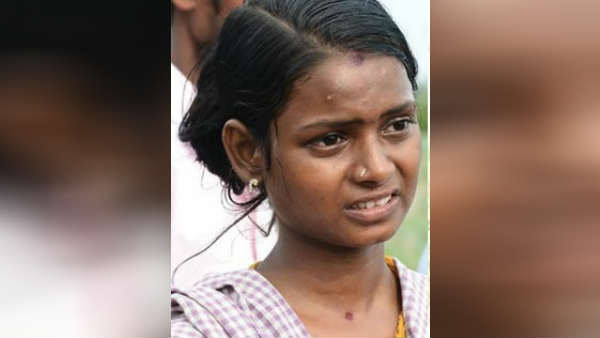 கதவை உடைத்தனர் கதவை உடைத்தனர்