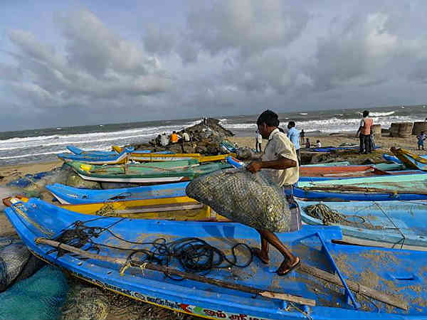 Chennai Meteorological department advises fishermen not to go near Indian ocean Chennai Meteorological department advises fishermen not to go near Indian ocean