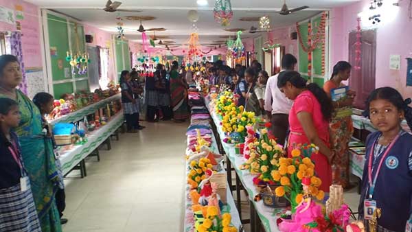 handicrafts exhibition held in karaukudi school 
