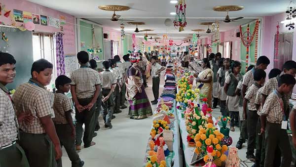 handicrafts exhibition held in karaukudi school 
