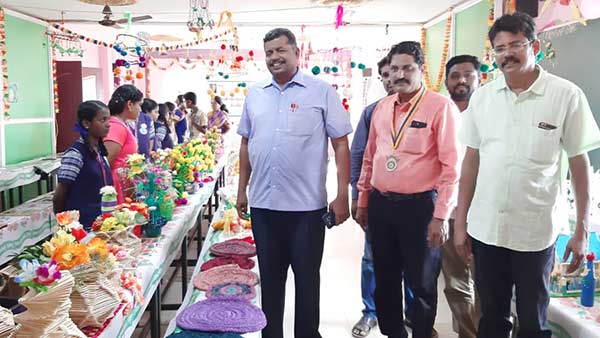 handicrafts exhibition held in karaukudi school 