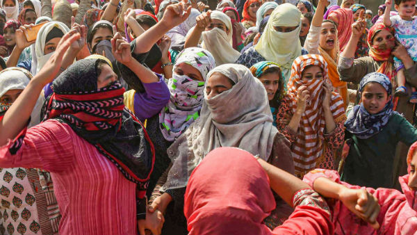 கண்ணீரில் குடும்பத்தினர் 