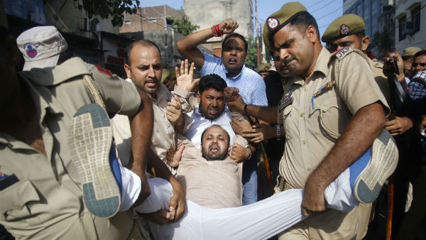 வக்கீலும் கைது 