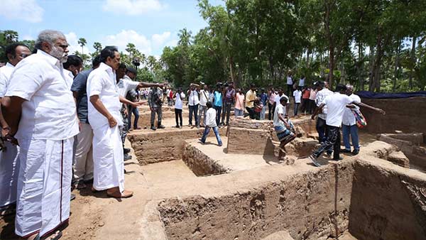 MK Stalin visits Keezhadi Excavation 