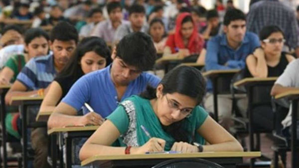 தேர்வு எழுதிய மாணவர் 