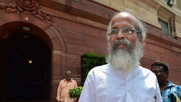 முட்டி மோதி 