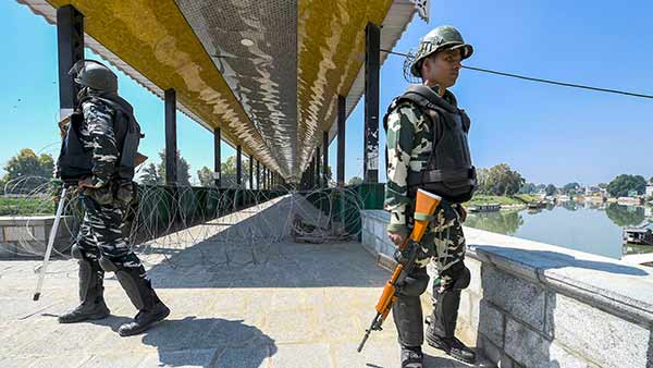 ஶ்ரீநகரில் கடும் கட்டுப்பாடுகள் 