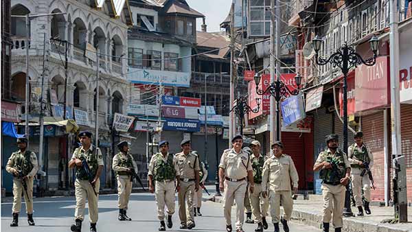 ஶ்ரீநகரில் கறுப்பு கொடிகள் 