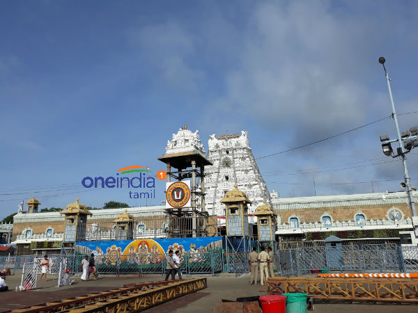 பாதத்தில் அபிஷேகம்