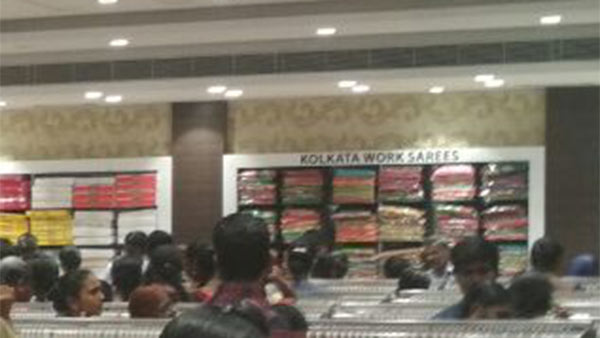 வயதானவர்கள் வெளியில் 