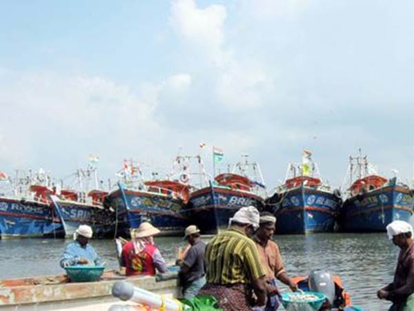 மீன்பிடிக்க செல்லாதீர் மீன்பிடிக்க செல்லாதீர்